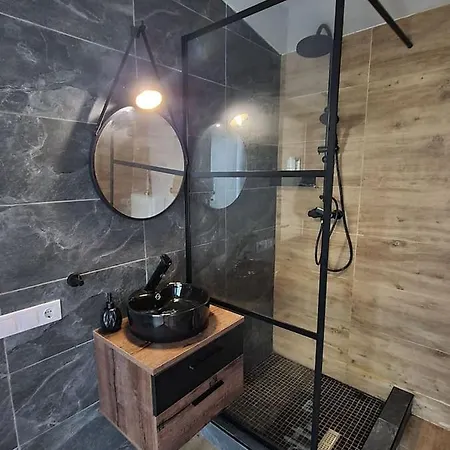 The House - Jacuzzi & Garden Escape *