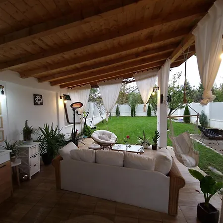 The House - Jacuzzi & Garden Escape Vilă